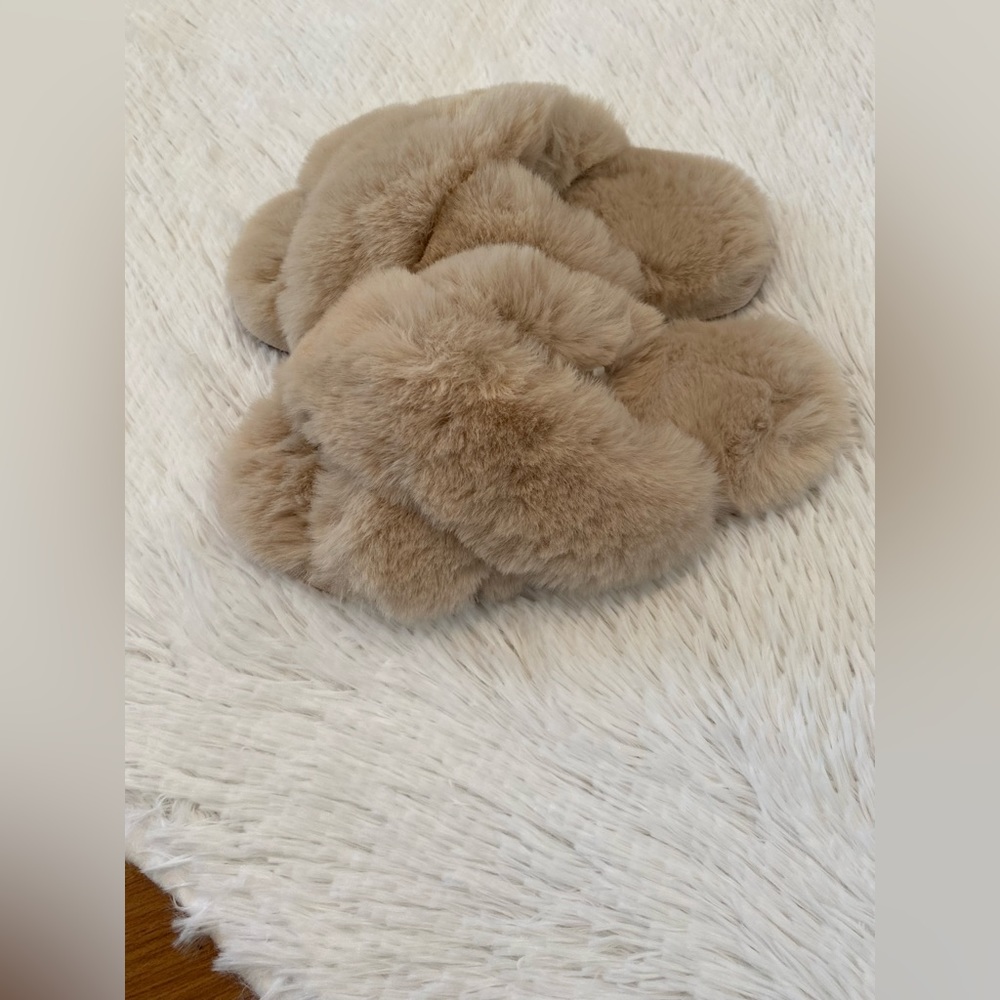 New Express Slippers Size 5-6 (Small) Faux Fur Criss Cross Design Light Pink - Picture 1 of 6